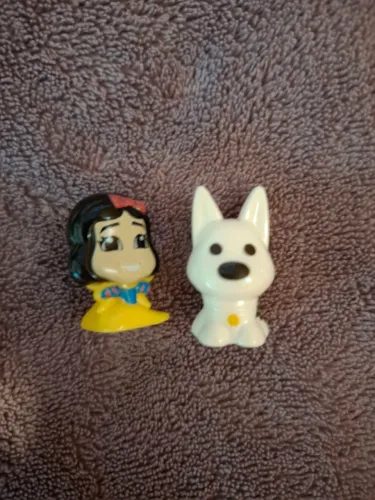 Brinquedo miniatura Disney Branca de Neve e Bolt Gogos