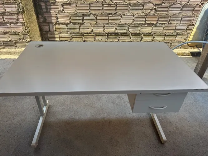 Vende mesa para escritório e uma cadeira de roda