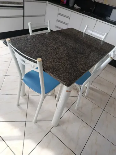 Mesa com 04 Cadeiras
