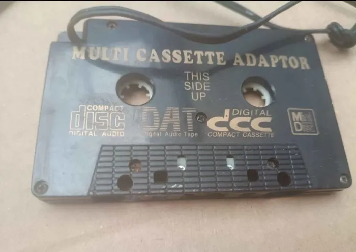 adaptador antigo de fita cassete com cabo P2 , funcionando
