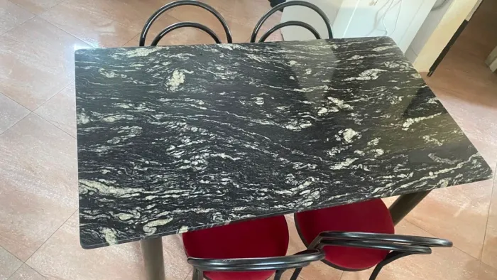Mesa de jantar + 4 cadeiras