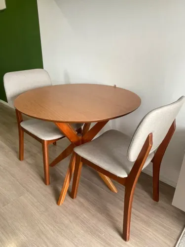 Mesa de jantar redonda - com 2 cadeiras