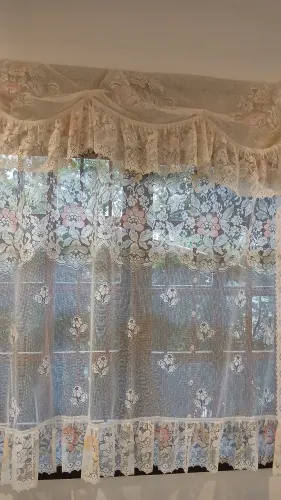 Cortina de Renda Importada Turca com Bandô e Babado - 1,50m x 1,70m