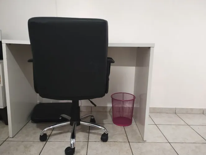 Escrivaninha + cadeira + descanso para pés+ lixeira