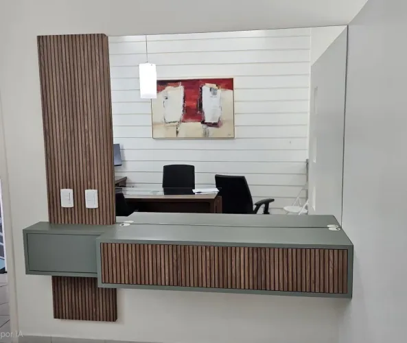 Buffet para café planejado com painel ripado e espelho grande - 1 sno de uso