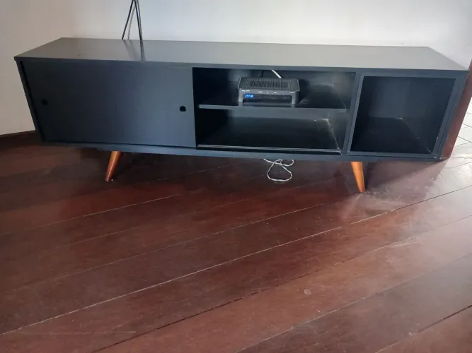 Rack pés palito, cor preta, medindo 1,60cm.
