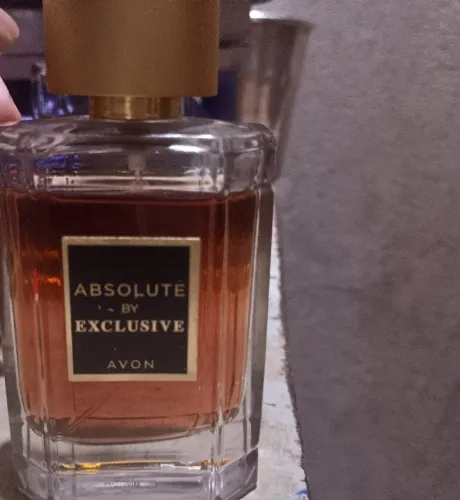 Perfume amadeirado ABSOLUTE by EXCLUSIVE.