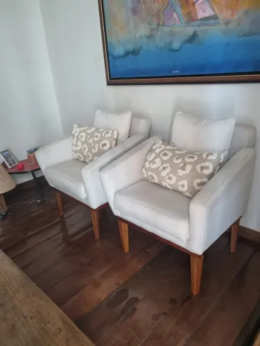 Vendo 2 poltronas para sala de estar, em ótimo estado de conservação.