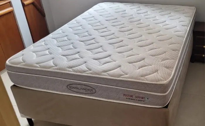 Cama box com colchão Englander