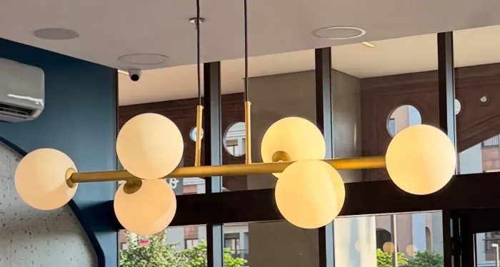 Lustre Pendente Moderno Dourado com Globos de Vidro - Design Sofisticado 