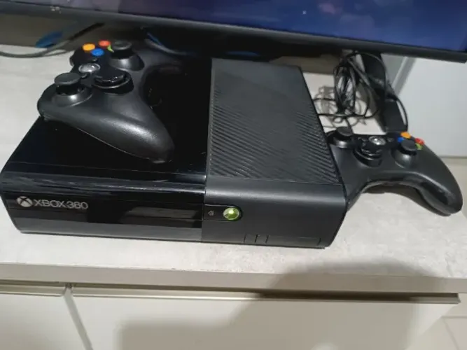 Xbox 360 com 2 controles bloqueado