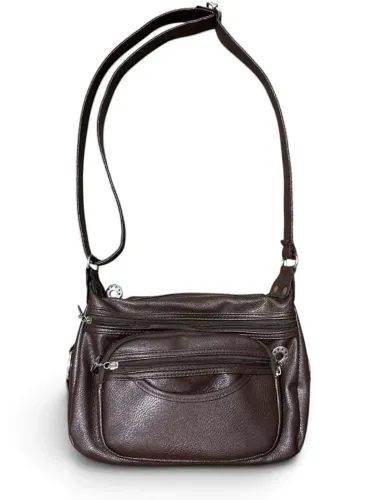 bolsa de couro marrom com bolsos