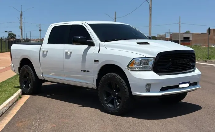 Ram Classic Laramie Night Edition 5.7 V8 16V Gasolina 4X4 Aut. 2022