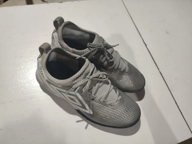 chuteira umbro adamant club cinza TM-37