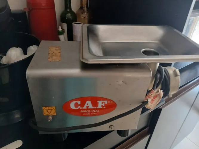 Moedor de carne elétrico em ótimas condições 