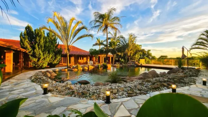 Chácara em condomínio fechado de 5.000m2 com piscina/lago natural .