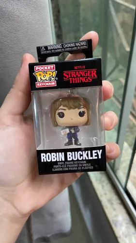 Funko Pop Keychain (chaveiro) Robin Buckley - Stranger Things.