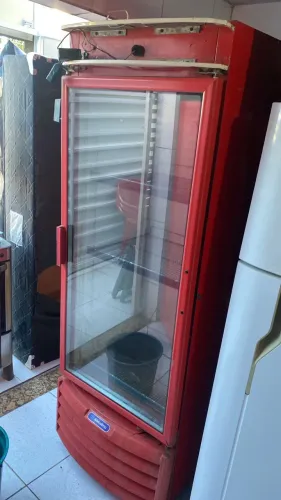 Freezer expositora ( ótima para a refrigerantes, sucos, água e etc. )