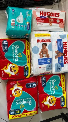 Fraldas Tamanho M Huggies e Pampers (560 unidades)