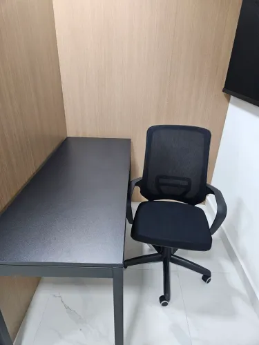 Mesa de Escritório Industrial Preta + Cadeira Giratória Ergonômica