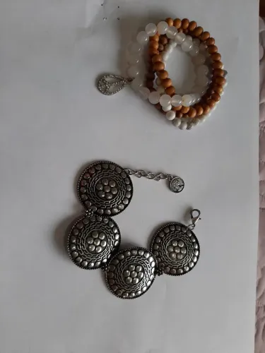 Maleta completa com bijuterias e semi jóias para venda.