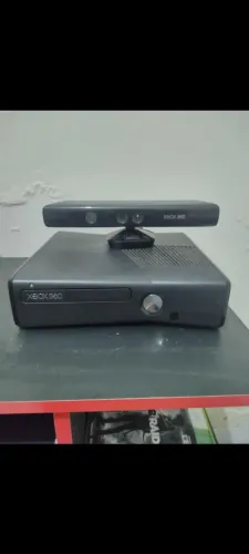 Xbox 360 Bloqueado com 2 controles 4 jogos e um Kinect 