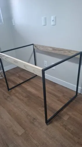 Mesa Retangular de madeira eucalipto e base de metal com 1,60 x 0,80 cm