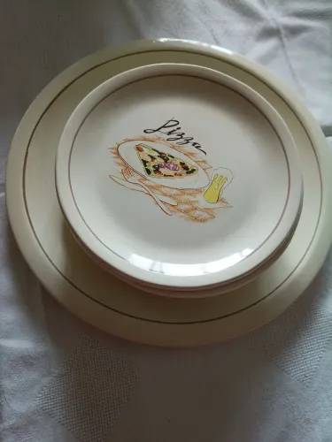 Jogo de pratos de cerâmica para pizza. Nunca usado