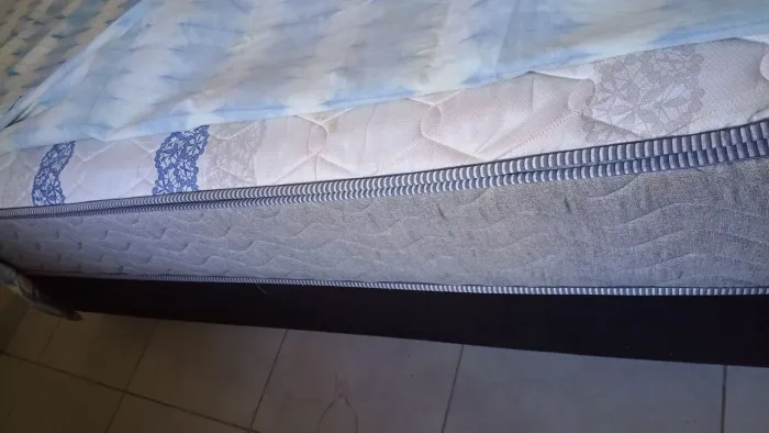 Base com colchão de casal 