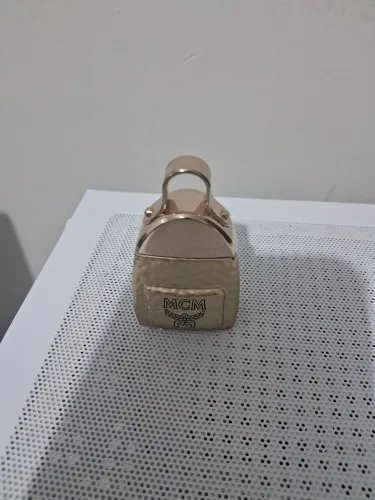 Miniatura perfume mcm dourada acompanha caixa