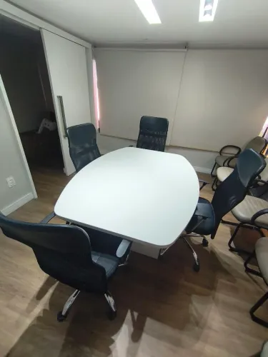 Conjunto de mesa e cadeiras de escritório