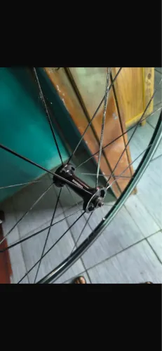 Vendo par de roda Speed. Shimano. Bem conservada. Não tá empenada