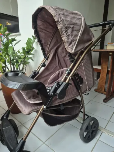 Quero anunciar uma venda de um carrinho de bebê na cadeira de alimentação