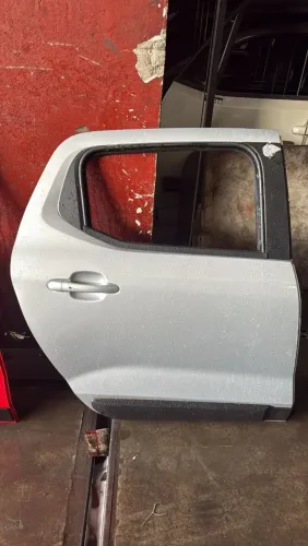 Porta traseira direita Fiat Strada nova 2020 a 2025 com moldura original