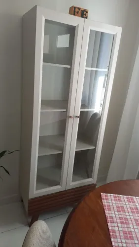 Vende-se uma cristaleira valor 700reais 