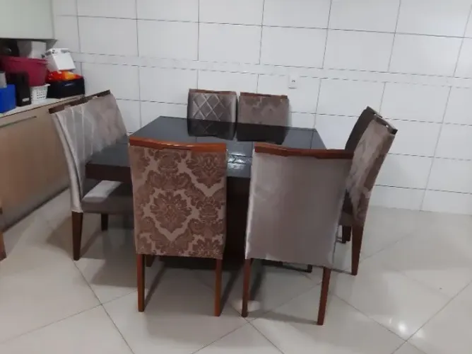 Ótima oportunidade, Mesa de jantar quadrada com tampo em vidro com 8 cadeiras. 