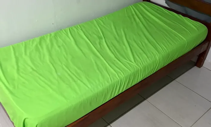 Colchao solteiro usado barato bastante confortável com detalhes de uso