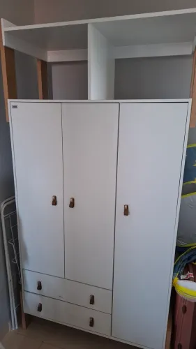 Guarda roupa em MDP/MDF com acabamento em cor branca e puxadores em tom amadeirado/marrom