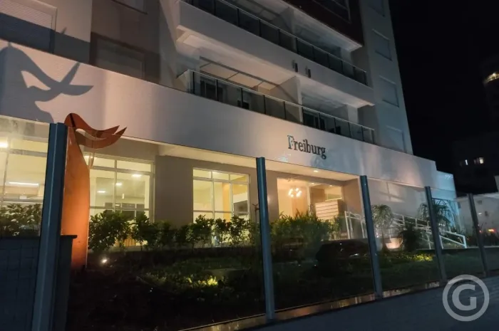 Apartamento amplo e mobiliado em Barreiros, São José
