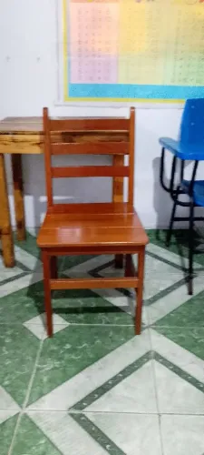 Cadeira de madeira em bom estado