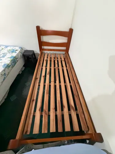 Cama de solteiro em madeira maciça