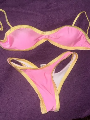 Biquíni rosa e amarelo