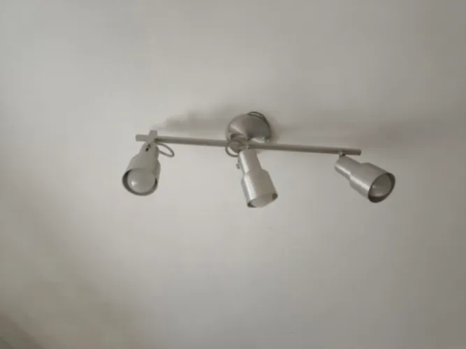 Luminária articulada de teto com 3 focos de luz