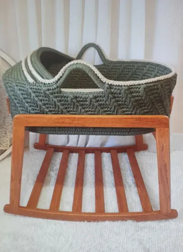Berço Moisés em creche para bebês (bercinho, trocador e suporte de madeira)