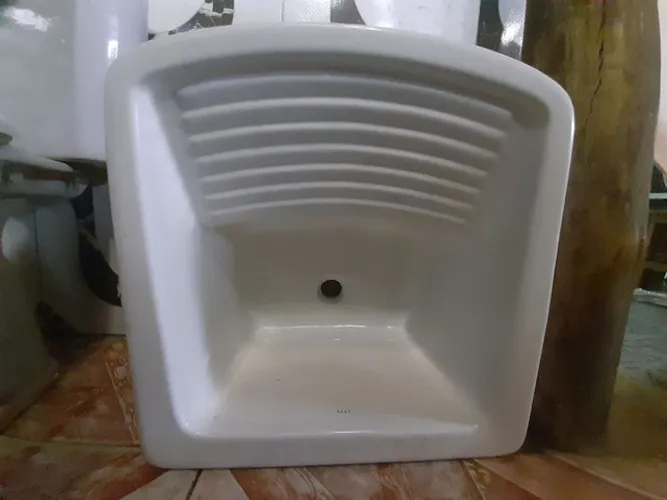 Lindo tanque de porcelana de lavar roupas da marca ICASA, semi novo.