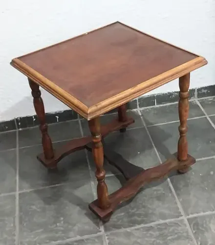 Mesa auxiliar de Canto ou apoio, em madeira natural com pés torneados.
