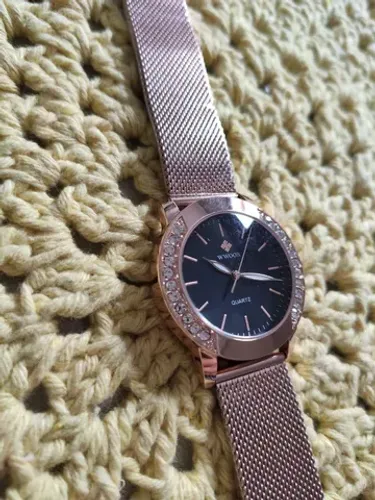Relógio feminino WWOOR com detalhes em strass novo