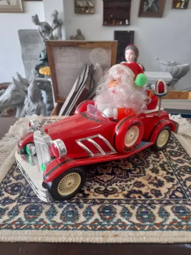 Papai Noel de brinquedo em carro antigo funcionando 