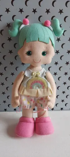 Boneca feita em feltro
