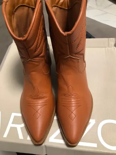 Bota salto baixo AREZZO